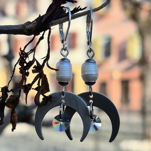 Cercei lungi cu Semilună, perle naturale și Swarovski Crystals - bijuterii - cercei - cercei din perle - Artynos.ro