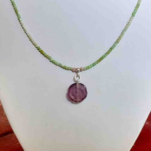 Fluorit si opal, Bijuterii, Coliere, Coliere cu pandantive, Confectionarea bijuteriilor, Sirag de opal verde fatetat de 2 mm si trandafir de 13 mm sculptat in fluorit, incadrat de cate o s..., ARTYNOS