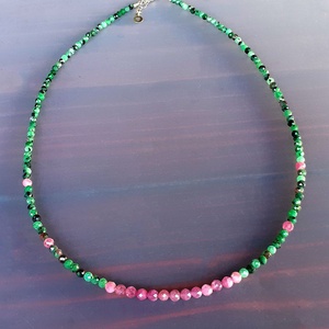Zoizit si turmalina roz, Bijuterii, Coliere, Coliere fara pandative, Confectionarea bijuteriilor, Colier elegant din sfere fatetate de 3 si 3,7 mm din zoizit si turmalina roz.
  Lungime: 43,70 cm, ARTYNOS