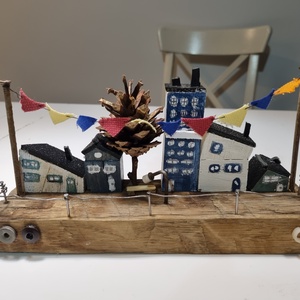 Miniatura sat colorat 2, Casă & Stil de viață, Accesorii pentru decorat casa, Decorațiuni de masă și decorațiuni pentru rafturi , Cutii decor, cutii de suveniruri, Obiecte pictate, Prelucrarea lemnului, ARTYNOS