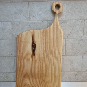 Platou de servire din lemn de frasin cu maner sculptat - casă & stil de viață - accesorii pentru echipamente de bucătărie - accesorii pentru coacere și gătit - tocător  - Artynos.ro
