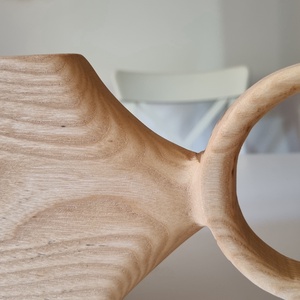 Platou de servire cu maner sculptat - casă & stil de viață - echipamente de bucătărie - accesorii de gătit - tocătoare - Artynos.ro
