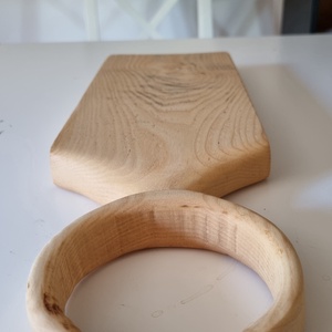Platou de servire cu maner sculptat - casă & stil de viață - echipamente de bucătărie - accesorii de gătit - tocătoare - Artynos.ro