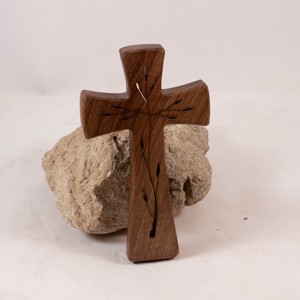 Cruce din lemn modelată, cruce de perete -  - Artynos.ro