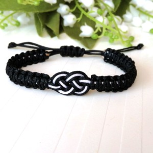 Brățară macramé împletită cu nod celtic - alb/negru -  - Artynos.ro