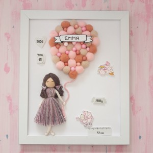 Cadou unic și personalizat pentru petrecerea bebelușului � Macramé fetiță cu balon, detalii despre naștere, într-o ramă albă - casă & stil de viață - decorațiuni de casă - decorațiuni de pereți - decor de pereți, macrame - Artynos.ro