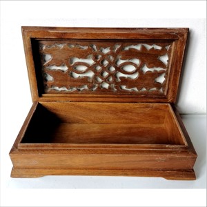 Cutie pentru bijuterii în formă de cufăr celtic, sculptată cu împletituri infinite - arte vizuale și accesorii  - alte arte - Artynos.ro