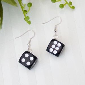 Cercei - Dice negru/alb, , , La cercel a fost adaugat un talisman din plastic cu un zar negru. Acest cercel este ideal pentru ti..., ARTYNOS