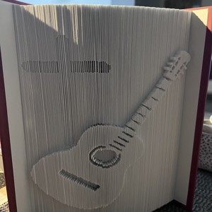 Sculptura de chitara si carte incrucisata, Casa & Stil de viata, Accesorii pentru decorat casa, Decoratiuni de masa si decoratiuni pentru rafturi , Sculptura de carte, carte pliata, , ARTYNOS