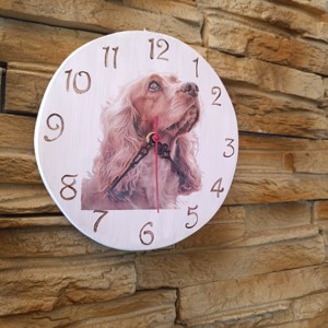 Ceas de perete alb din lemn cu câine spaniel -  - Artynos.ro