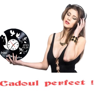TINERI CASATORITI-ceas de perete(personalizabil) - casă & stil de viață - accesorii pentru decorat casa - decorațiuni de pereți, decorațiuni suspendate - ceasuri de perete - Artynos.ro