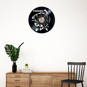 Ceas de perete decorativ �Fishing Passion, realizat din disc de vinil (Vinyl Record Clock), design tematic Pescuit cu P - casă & stil de viață - decorațiuni de casă - decorațiuni de pereți - ceasuri de perete - Artynos.ro