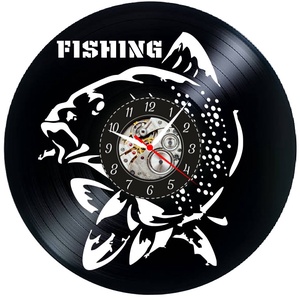 Ceas de perete decorativ �Fishing Passion, realizat din disc de vinil (Vinyl Record Clock), design tematic Pescuit cu P - Artynos.ro