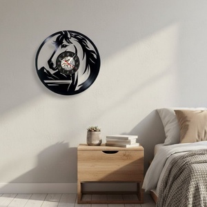Ceas de perete decorativ - Wild Spirit Horse - Majestic Nature - realizat din disc de vinil (Vinyl Record), Negru, 30 cm - casă & stil de viață - decorațiuni de casă - decorațiuni de pereți - ceasuri de perete - Artynos.ro