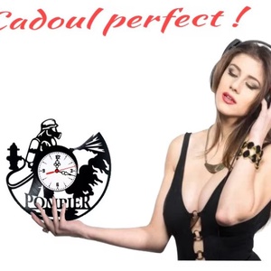 Ceas de perete decorativ �Firefighters � Pompier, lucrat manual din disc de vinil (Vinyl Record), design eroi salvatori - casă & stil de viață - decorațiuni de casă - decorațiuni de pereți - ceasuri de perete - Artynos.ro