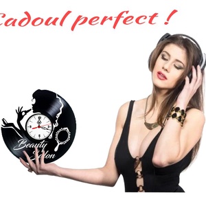 Ceas de perete din disc vinil, Tematică Beauty Salon, Design Elegant cu Siluetă Feminină și Accesorii Machiaj, Negru - casă & stil de viață - decorațiuni de casă - decorațiuni de pereți - ceasuri de perete - Artynos.ro