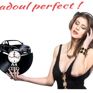 Ceas de perete din disc vinil, Tematică Audi / Motorsport, Design Premium cu Logo și Siluetă Auto, Negru - casă & stil de viață - decorațiuni de casă - decorațiuni de pereți - ceasuri de perete - Artynos.ro