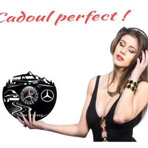 Ceas de perete decorativ realizat din disc de vinil, Model Utilitara Mercedes-Benz Sprinter si Peisaj Montan, Negru, 30  - casă & stil de viață - decorațiuni de casă - decorațiuni de pereți - ceasuri de perete - Artynos.ro