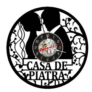 Ceas de perete decorativ realizat din disc de vinil, Model Nunta Casa de Piatra cu Mire si Mireasa, Negru, 30 cm - Artynos.ro