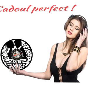 Ceas de perete decorativ realizat din disc de vinil, Model Nunta Casa de Piatra cu Mire si Mireasa, Negru, 30 cm - casă & stil de viață - decorațiuni de casă - decorațiuni de pereți - ceasuri de perete - Artynos.ro