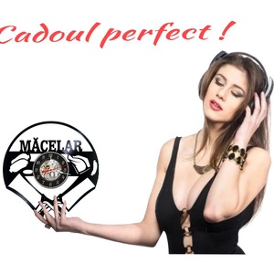 Ceas de perete decorativ realizat din disc de vinil, Model Macelar cu Satâre si Mezeluri, Text Măcelar, Negru, 30 cm - casă & stil de viață - decorațiuni de casă - decorațiuni de pereți - ceasuri de perete - Artynos.ro
