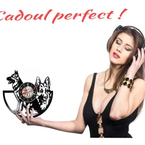 Ceas de perete decorativ realizat din disc de vinil, Model Caine Ciobanesc German / Lupar, Negru, 30 cm - casă & stil de viață - decorațiuni de casă - decorațiuni de pereți - ceasuri de perete - Artynos.ro