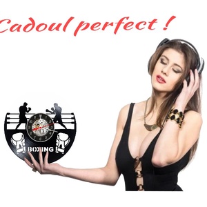 Ceas de perete decorativ realizat din disc de vinil, Model Boxeri in Ring si Manusi de Box, Text Boxing, Negru, 30 cm - casă & stil de viață - decorațiuni de casă - decorațiuni de pereți - ceasuri de perete - Artynos.ro