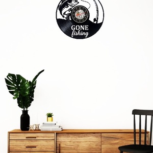 Ceas de perete decorativ realizat din disc de vinil, Model Pescuit cu Peste in Crlig si Lanseta, Text Gone Fishing, Negr - casă & stil de viață - decorațiuni de casă - decorațiuni de pereți - ceasuri de perete - Artynos.ro