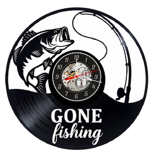 Ceas de perete decorativ realizat din disc de vinil, Model Pescuit cu Peste in Crlig si Lanseta, Text Gone Fishing, Negr - Artynos.ro