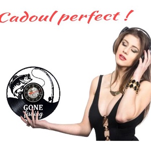 Ceas de perete decorativ realizat din disc de vinil, Model Pescuit cu Peste in Crlig si Lanseta, Text Gone Fishing, Negr - casă & stil de viață - decorațiuni de casă - decorațiuni de pereți - ceasuri de perete - Artynos.ro
