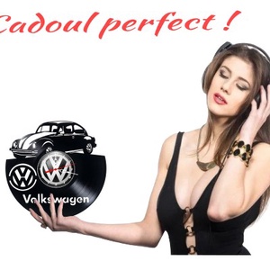 Ceas de perete decorativ realizat din disc de vinil, Model Masina Vintage Broscuta si Sigla Brandului, Text Volkswagen,  - casă & stil de viață - decorațiuni de casă - decorațiuni de pereți - ceasuri de perete - Artynos.ro