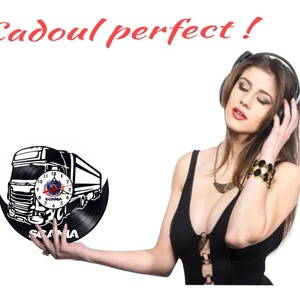 Ceas de perete decorativ realizat din disc de vinil, Model Camion Tir Scania Regele Șoselelor Logo Auto, Negru, 30 cm - casă & stil de viață - decorațiuni de casă - decorațiuni de pereți - ceasuri de perete - Artynos.ro