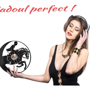 Ceas de perete decorativ realizat din disc de vinil, Model Calarie Cal de Rasa Calaret Saritura Hipism, Negru, 30 cm - casă & stil de viață - decorațiuni de casă - decorațiuni de pereți - ceasuri de perete - Artynos.ro