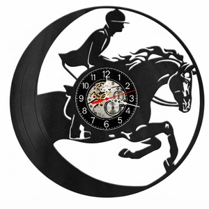 Ceas de perete decorativ realizat din disc de vinil, Model Calarie Cal de Rasa Calaret Saritura Hipism, Negru, 30 cm - Artynos.ro