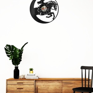 Ceas de perete decorativ realizat din disc de vinil, Model Calarie Cal de Rasa Calaret Saritura Hipism, Negru, 30 cm - casă & stil de viață - decorațiuni de casă - decorațiuni de pereți - ceasuri de perete - Artynos.ro