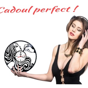 Ceas de perete decorativ realizat din disc de vinil, Model Makeup Artist Salon Infrumusetare Machiaj, Negru, 30 cm - casă & stil de viață - decorațiuni de casă - decorațiuni de pereți - ceasuri de perete - Artynos.ro