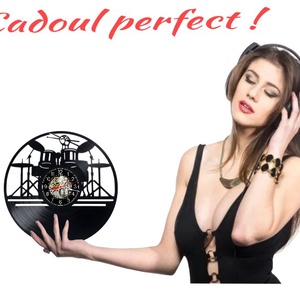 Ceas de perete decorativ realizat din disc de vinil, Model Baterist Set de Tobe Rock Muzica Cinele, Negru, 30 cm - casă & stil de viață - decorațiuni de casă - decorațiuni de pereți - ceasuri de perete - Artynos.ro