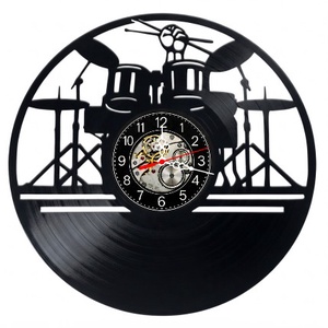 Ceas de perete decorativ realizat din disc de vinil, Model Baterist Set de Tobe Rock Muzica Cinele, Negru, 30 cm - Artynos.ro