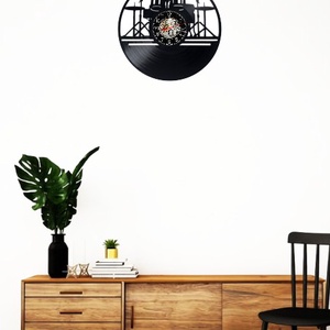 Ceas de perete decorativ realizat din disc de vinil, Model Baterist Set de Tobe Rock Muzica Cinele, Negru, 30 cm - casă & stil de viață - decorațiuni de casă - decorațiuni de pereți - ceasuri de perete - Artynos.ro