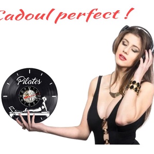 Ceas de perete decorativ realizat din disc de vinil, Model Pilates Calligraphy Aparat Reformer Instructori Fitness, Negr - casă & stil de viață - decorațiuni de casă - decorațiuni de pereți - ceasuri de perete - Artynos.ro