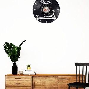 Ceas de perete decorativ realizat din disc de vinil, Model Pilates Calligraphy Aparat Reformer Instructori Fitness, Negr - casă & stil de viață - decorațiuni de casă - decorațiuni de pereți - ceasuri de perete - Artynos.ro