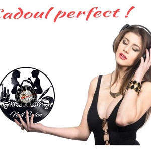 Ceas de perete decorativ realizat din disc de vinil, Model Salon Manichiura Nail Salon Tehnician Unghii, Negru, 30 cm - casă & stil de viață - decorațiuni de casă - decorațiuni de pereți - ceasuri de perete - Artynos.ro