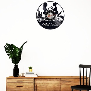Ceas de perete decorativ realizat din disc de vinil, Model Salon Manichiura Nail Salon Tehnician Unghii, Negru, 30 cm - casă & stil de viață - decorațiuni de casă - decorațiuni de pereți - ceasuri de perete - Artynos.ro