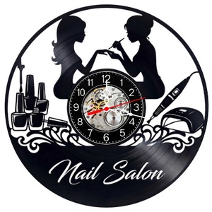 Ceas de perete decorativ realizat din disc de vinil, Model Salon Manichiura Nail Salon Tehnician Unghii, Negru, 30 cm - Artynos.ro
