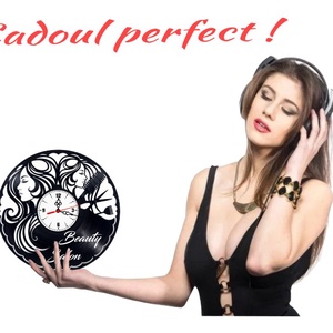 Ceas de perete decorativ realizat din disc de vinil, Model Salon Infrumusetare Beauty Salon Coafor Hair Stylist, Negru,  - casă & stil de viață - decorațiuni de casă - decorațiuni de pereți - ceasuri de perete - Artynos.ro