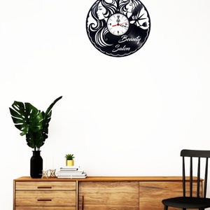 Ceas de perete decorativ realizat din disc de vinil, Model Salon Infrumusetare Beauty Salon Coafor Hair Stylist, Negru,  - casă & stil de viață - decorațiuni de casă - decorațiuni de pereți - ceasuri de perete - Artynos.ro