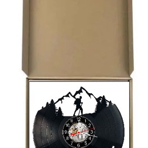 Ceas de perete decorativ realizat din disc de vinil, Model Drumetie Munte Hiking Rucsacar Natura, Negru, 30 cm - casă & stil de viață - decorațiuni de casă - decorațiuni de pereți - ceasuri de perete - Artynos.ro