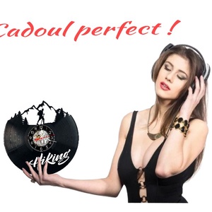 Ceas de perete decorativ realizat din disc de vinil, Model Drumetie Munte Hiking Rucsacar Natura, Negru, 30 cm - casă & stil de viață - decorațiuni de casă - decorațiuni de pereți - ceasuri de perete - Artynos.ro