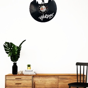 Ceas de perete decorativ realizat din disc de vinil, Model Drumetie Munte Hiking Rucsacar Natura, Negru, 30 cm - casă & stil de viață - decorațiuni de casă - decorațiuni de pereți - ceasuri de perete - Artynos.ro