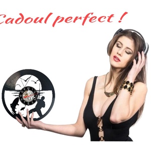 Ceas de perete decorativ realizat din disc de vinil, Model Pescuit Pescar Pește Captură și Apus, Negru, 30 cm - casă & stil de viață - decorațiuni de casă - decorațiuni de pereți - ceasuri de perete - Artynos.ro